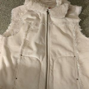 Fluffy sleeveless jacket